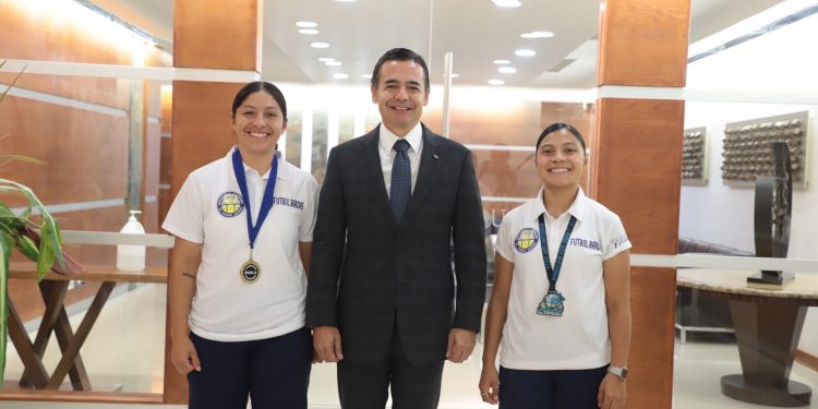VISITA-DE-DOS-DEPORTISTAS15-750x375.jpg